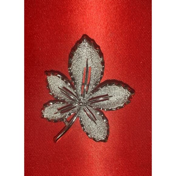 Vintage Sarah Coventry Silver Tone Leaf Brooch Signed - Picture 2 of 5